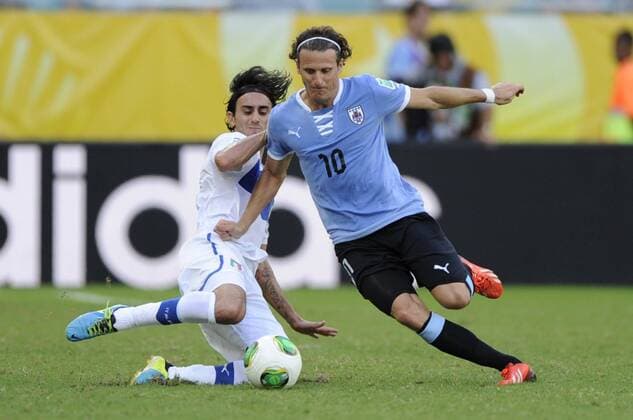 Uruguay s Diego Frolan (R) vies for the ball with Alberto Aquilani of Italy during the FIFA s Confederations Cup Brazil 2013 match for the third place in Salvador, Brazil, on June 30, 2013. Italy won 5-4. (Xinhua Nicolas Celaya) (itm) (SP)BRAZIL-SALVADOR-CONFEDERATIONS-URUGUAY VS ITALY 