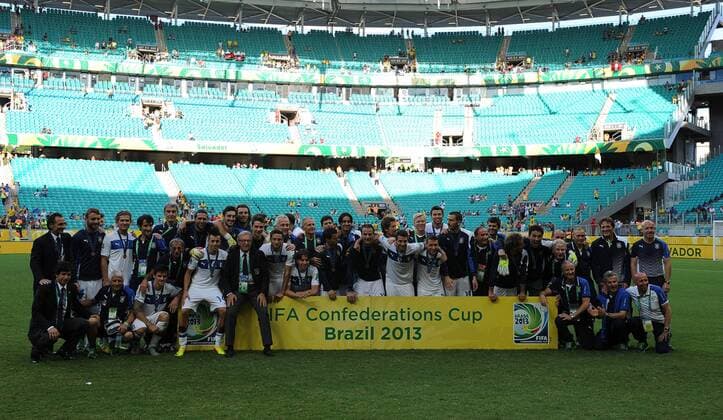 Italy s players pose during the awarding ceremony of the FIFA s Confederations Cup Brazil 2013 match for the third place against Uruguay in Salvador, Brazil, on June 30, 2013. Italy won 5-4. (Xinhua Weng Xinyang) (SP)BRAZIL-SALVADOR-CONFEDERATIONS-URUGUAY VS ITALY 