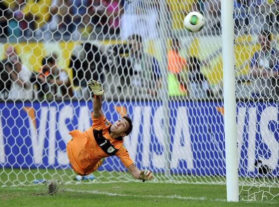 (130630) -- BAHIA, June 30, 2013 (Xinhua) -- Uruguay s goalkeeper Fernando Muslera tries to save a penalty during the FIFA s Confederations Cup Brazil 2013 match for third and fourth place against Italy, held at Arena Fonte Nova Stadium, in Salvador de Bahia, Bahia state, Brazil, on June 30, 2013. (Xinhua Weng Xinyang) (itm) BRAZIL-BAHIA-CONFEDERATIONS-URUGUAY VS ITALY 