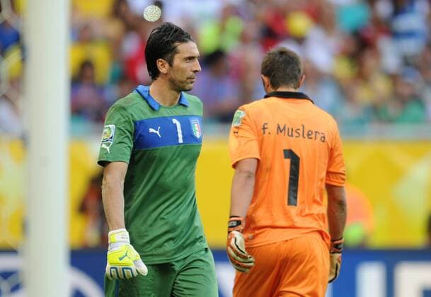 Italy s goalkeeper Gianluigi Buffon (L) reacts during the FIFA s Confederations Cup Brazil 2013 match for the third place against Uruguay in Salvador, Brazil, on June 30, 2013. Italy won 5-4. (Xinhua Nicolas Celaya) (SP)BRAZIL-SALVADOR-CONFEDERATIONS-URUGUAY VS ITALY 