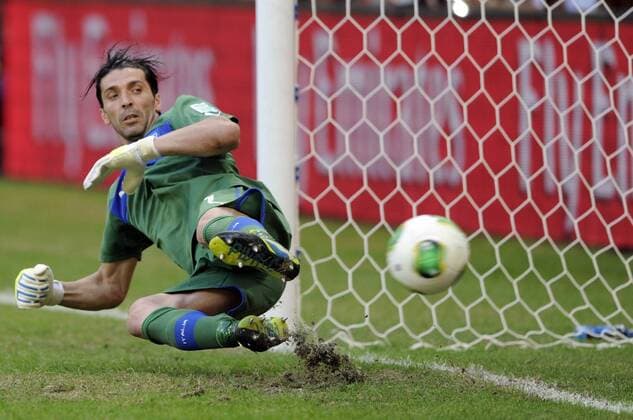 Italy s goalkeeper Gianluigi Buffon tries to save a penalty during the FIFA s Confederations Cup Brazil 2013 match for the third place against Uruguay in Salvador, Brazil, on June 30, 2013. Italy won 5-4. (Xinhua Weng Xinyang) (SP)BRAZIL-SALVADOR-CONFEDERATIONS-URUGUAY VS ITALY 