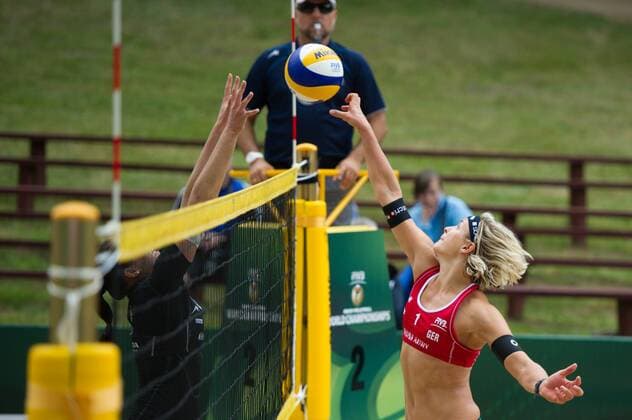 FIVB Beach Volleyball Weltmeisterschaft, Main Draw Vorrunde 01.07.13, Lake Szelag, Stare Jablonki Angriff Laura Ludwig ( 1 GER)