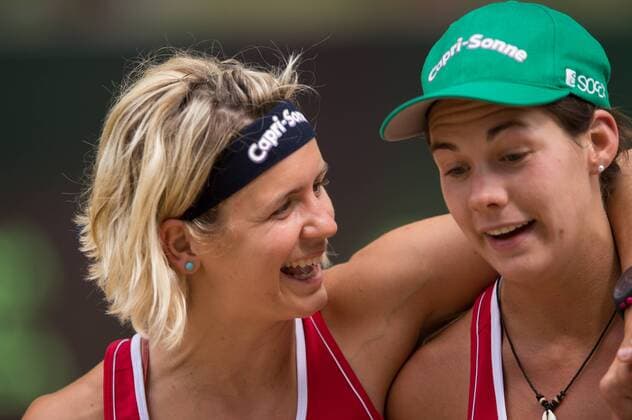 FIVB Beach Volleyball Weltmeisterschaft, Main Draw Vorrunde 01.07.13, Lake Szelag, Stare Jablonki Laura Ludwig ( 1 GER) und Kira Walkenhorst (GER) nach dem Sieg