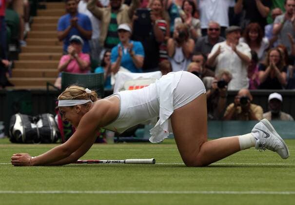 Wimbledon Championships 2013, AELTC,London, ITF Grand Slam Tennis Tournament, Sabine Lisicki (GER) faellt auf die Knie nach ihrem Sieg,Jubel,Emotion, Einzelbild,Ganzkoerper,Querformat,Freude,