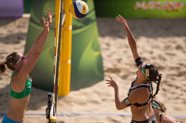 FIVB Beach Volleyball Weltmeisterschaft, Main Draw Vorrunde 02.07.13, Lake Szelag, Block Jantine van der Vlist (NED) - Angriff Ilka Semmler ( 2 GER)