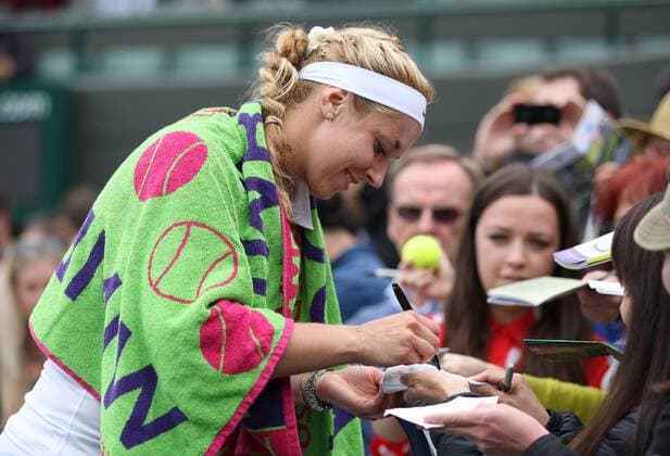TENNIS - WTA, Wimbledon 2013 LONDON,ENGLAND,02.JUL.13 - TENNIS - WTA Tennis Damen Tour, Wimbledon 2013, Grand Slam. Bild zeigt Sabine Lisicki (GER) und Fans. Keyword: Autogramm. 