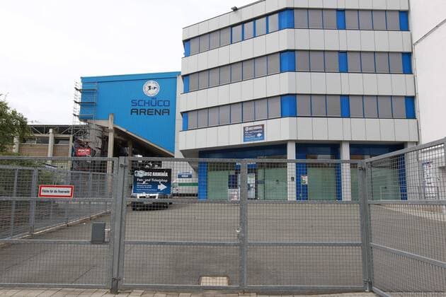 Fußball, Stadiongeschichte Arminia Bielefeld Einfahrt Schüco Arena, Geschäftsstelle EP_JSE