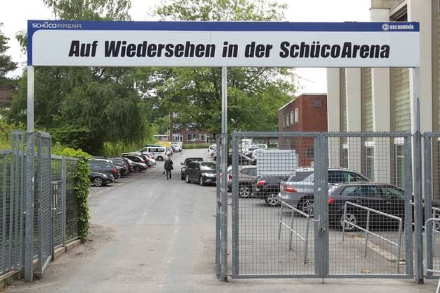 Fußball, Stadiongeschichte Arminia Bielefeld Ausgang aus der Schüco Arena Richtung Parkplatz mit Schriftzug Auf Wiedersehen in der Schüco Arena EP_JSE
