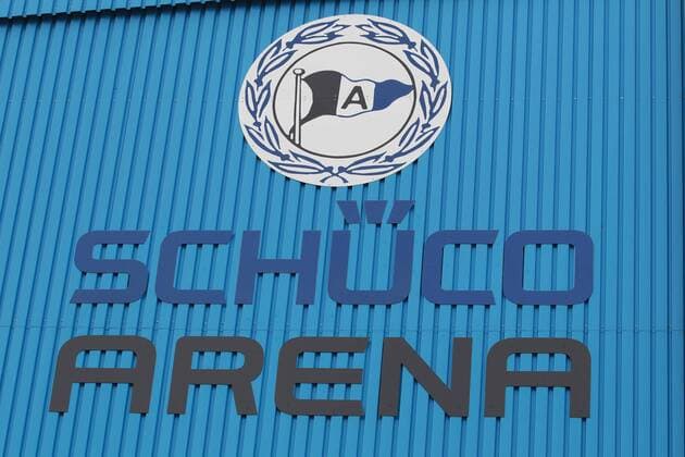 Fußball, Stadiongeschichte Arminia Bielefeld Schriftzug Schüco Arena mit Logo von Arminia Bielefeld EP_JSE