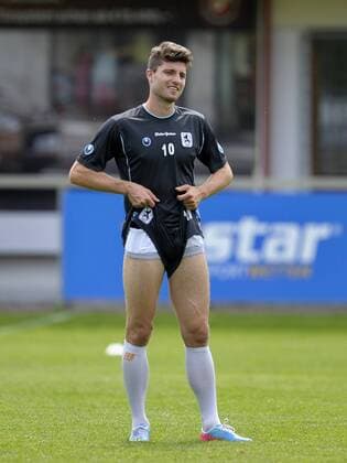 03.07.2013, Fussball 2.Bundesliga 2013 2014, Saisonvorbereitung, 1860 München Training am Vormittag in Kirchbichl, Moritz Stoppelkamp (1860) zieht die Hosen hoch.