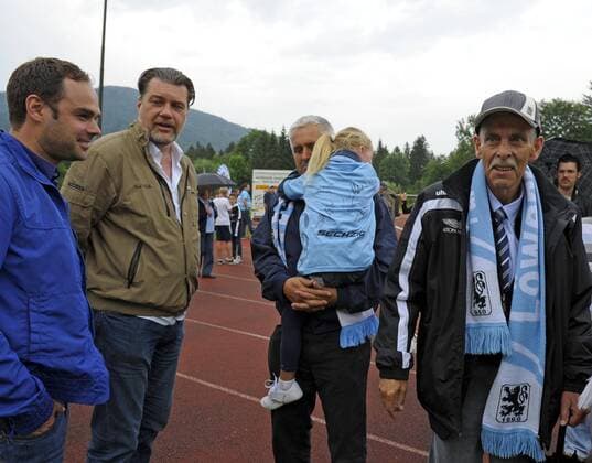 03.07.2013, Fussball 2.Bundesliga 2013 2014, Saisonvorbereitung, Testspiel in Rupolding, 1860 München - Terek Grosny, Gerhart Mayerhofer (li) shakehands mit Dieter Schneider (1860) .