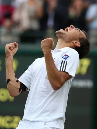 Wimbledon Championships 2013, AELTC,London, ITF Grand Slam Tennis Tournament, Jerzy Janowicz (POL) ballt die Fäuste und jubelt nach seinem Sieg,Jubel,Emotion,Freude, Einzelbild,Halbkoerper,Hochformat,