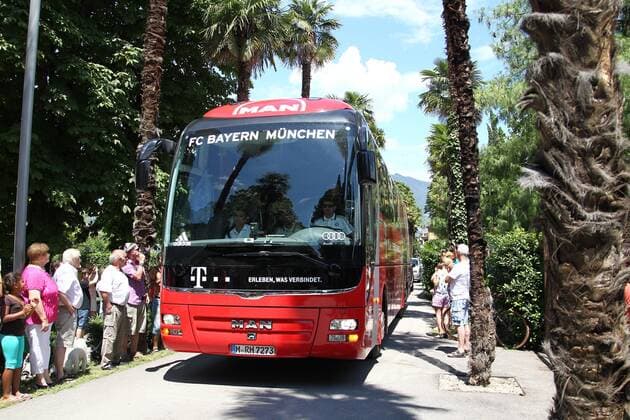 Ankunft des Mannschaftsbusses am Hotel Lido Palace --- FC Bayern München --- Trainingslager Trentino --- Fussball --- 1.Bundesliga --- 04.07.2013