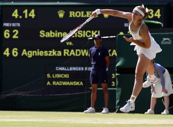 Wimbledon Championships 2013, AELTC,London, ITF Grand Slam Tennis Tournament, Damen Halbfinale, Sabine Lisicki GER) Aktion,Aufschlag, Einzelbild,Ganzkoerper,Querformat,Anzeigetafel im Hintergrund,scoreboard,