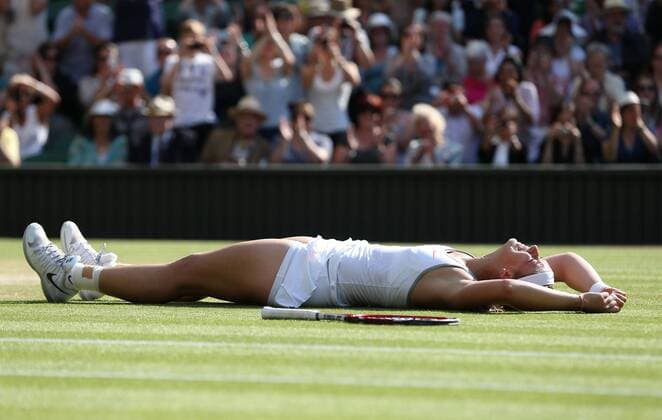 Wimbledon Championships 2013, AELTC,London, ITF Grand Slam Tennis Tournament, Damen Halbfinale, Sabine Lisicki GER) liegt auf dem Centre Court Rasen nach ihrem Sieg,Jubel,Emotion,Freude,Einzelbild,Ganzkoerper,Querformat,