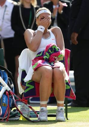 Wimbledon Championships 2013, AELTC,London, ITF Grand Slam Tennis Tournament, Damen Halbfinale, Sabine Lisicki GER) sitzt weinend und fassungslos auf ihrem Stuhl nach dem Match,Emotion,Freude,Einzelbild, Ganzkoerper,Hochformat,