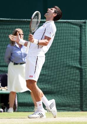 Wimbledon Championships 2013, AELTC,London, ITF Grand Slam Tennis Tournament, Novak Djokovic (SRB) reagiert enttäuscht,Aerger,Frust,Emotion,Einzelbild, Ganzkörper,Hochformat,