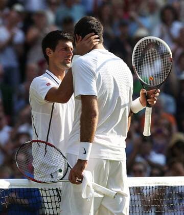 Wimbledon Championships 2013, AELTC,London, ITF Grand Slam Tennis Tournament, R-L. Juan-Martin Del Potro (ARG) wird vom Sieger Novak Djokovic (SRB), getrösted,,Halbkörper,Hochformat,