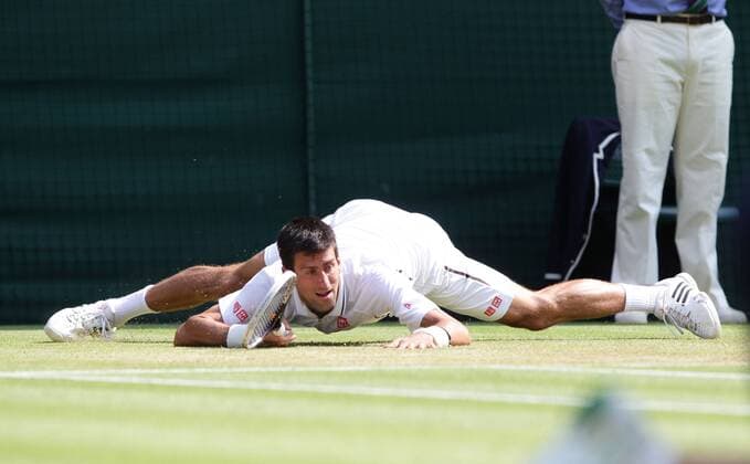 Wimbledon Championships 2013, AELTC,London, ITF Grand Slam Tennis Tournament, Novak Djokovic (SRB) rutscht und fällt zu Boden,Einzelbild, Ganzkörper,Querformat,