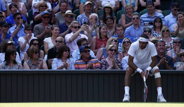 Juan Martin Del Potro of Argentina looks dejected sitting in front of the spectators during the semifinal of gentlemen s singles on day 11 of the Wimbledon Lawn Tennis Championships at the All England Lawn Tennis and Croquet Club in London, Britain on July 5, 2013. (Xinhua Wang Lili) (SP)BRITAIN-LONDON-TENNIS-WIMBLEDON-DAY 11 
