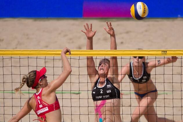 FIVB Beach Volleyball Weltmeisterschaft, Halbfinale 06.07.13, Lake Szelag, Stare Jablonki Angriff April Ross (USA) - Block Britta Büthe Buethe ( 2 GER)