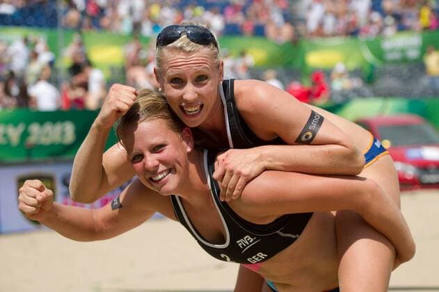 FIVB Beach Volleyball Weltmeisterschaft, Halbfinale 06.07.13, Lake Szelag, Stare Jablonki Jubel Britta Büthe Buethe ( 2 GER), Karla Borger ( 1 GER) nach dem Sieg Einzug ins Finale