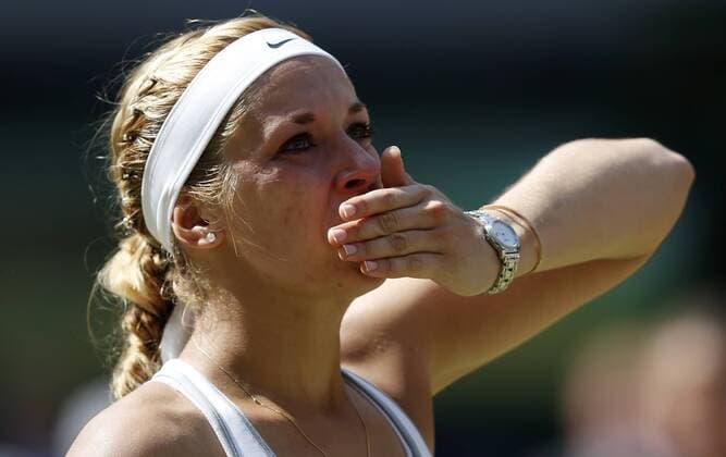 (130706) -- LONDON, July 6, 2013 (Xinhua) -- Sabine Lisicki of Germany gestures during the awarding ceremony for the final of women s singles on day 12 of the Wimbledon Lawn Tennis Championships at the All England Lawn Tennis and Croquet Club in London, Britain, on July 6, 2013. 