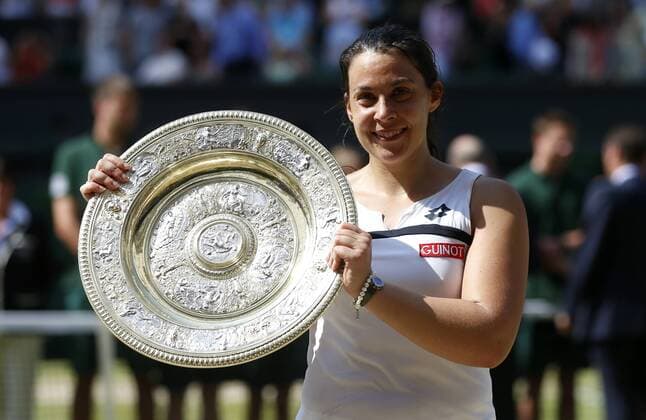 (130706) -- LONDON, July 6, 2013 (Xinhua) -- Marion Bartoli of France displays the trophy during the awarding ceremony for the final of women s singles on day 12 of the Wimbledon Lawn Tennis Championships at the All England Lawn Tennis and Croquet Club in London, Britain, on July 6, 2013. 