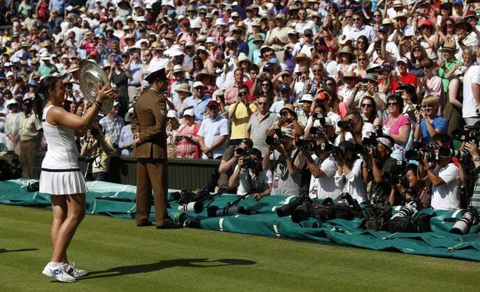 (130706) -- LONDON, July 6, 2013 (Xinhua) -- Marion Bartoli of France celebrates during the awarding ceremony for the final of women s singles on day 12 of the Wimbledon Lawn Tennis Championships at the All England Lawn Tennis and Croquet Club in London, Britain, on July 6, 2013. 