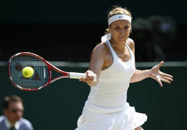 (130706) -- LONDON, July 6, 2013 (Xinhua) -- Sabine Lisicki of Germany returns a shot during her final of women s singles on day 12 of the Wimbledon Lawn Tennis Championships at the All England Lawn Tennis and Croquet Club in London, Britain, on July 6, 2013. 