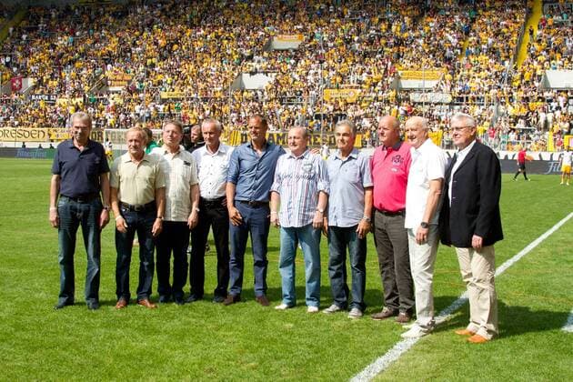 v.li. Peter Meyer,Gert Heidler,Frank Richter,Reinhard Häfner,Trainer Frank de Boer (Ajax Amsterdam),Dieter Riedel,Wolfgang Haustein,Frank Ganzera,Hans Jürgen Kreische,Horst Rau (v.li.,SG Dynamo Dresden) Europacup Helden von 1971 - Testspiel Saison 2013-14 im glücksgas Stadion in Dresden - Deutschland, Fußball, Mann, Männer,6.07.2013