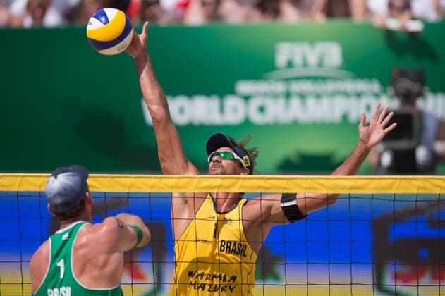 FIVB Beach Volleyball Weltmeisterschaft, Halbfinale 07.07.13, Lake Szelag, Stare Jablonki Angriff Alison Cerutti (BRA) - Block Ricardo Santos (BRA)