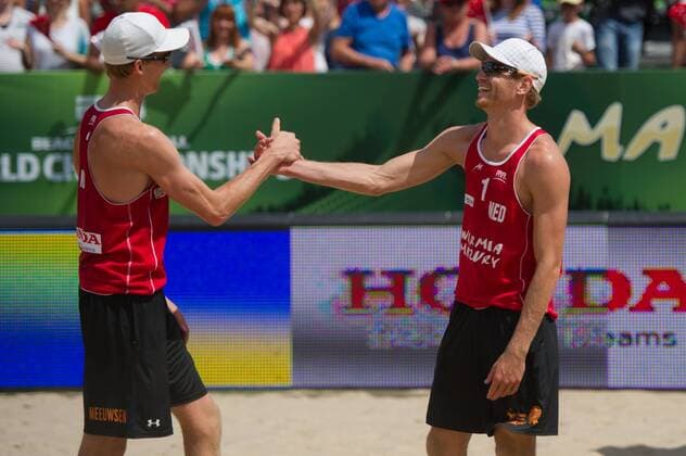 FIVB Beach Volleyball Weltmeisterschaft, Halbfinale 07.07.13, Lake Szelag, Stare Jablonki Jubel Robert Meeuwsen (NED), Alexander Brouwer (NED) nach dem Matchball Sieg