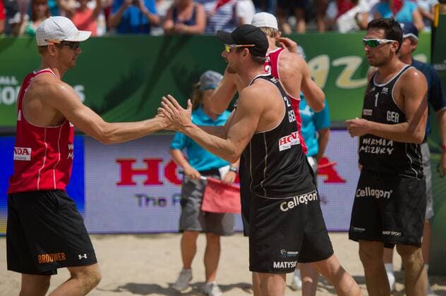 FIVB Beach Volleyball Weltmeisterschaft, Halbfinale 07.07.13, Lake Szelag, Stare Jablonki Shakehands Alexander Brouwer (NED), Kay Matysik ( 2 GER) nach dem Spiel
