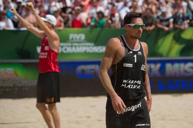 FIVB Beach Volleyball Weltmeisterschaft, Halbfinale 07.07.13, Lake Szelag, Stare Jablonki Jonathan Erdmann ( 1 GER) enttäuscht enttäuscht traurig nach der Niederlage