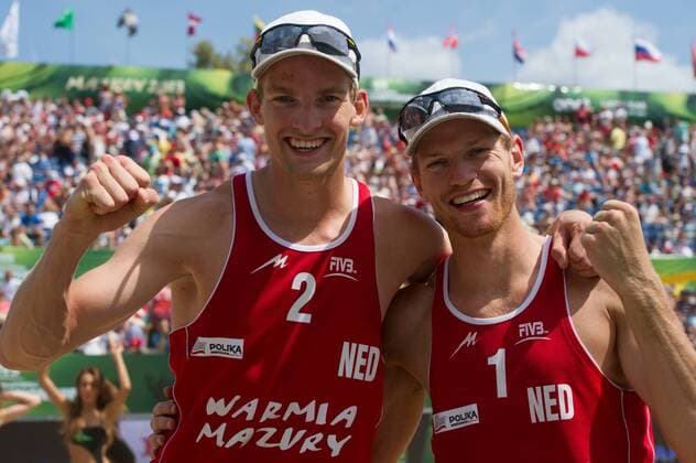FIVB Beach Volleyball Weltmeisterschaft, Halbfinale 07.07.13, Lake Szelag, Stare Jablonki Jubel Robert Meeuwsen (NED), Alexander Brouwer (NED) nach dem Sieg