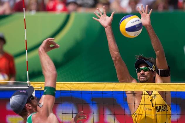 FIVB Beach Volleyball Weltmeisterschaft, Halbfinale 07.07.13, Lake Szelag, Stare Jablonki Angriff Alison Cerutti (BRA) - Block Ricardo Santos (BRA)