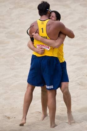 FIVB Beach Volleyball Weltmeisterschaft, Halbfinale 07.07.13, Lake Szelag, Stare Jablonki Jubel Ricardo Santos (BRA), Alvaro Morais Filho (BRA) nach dem Matchball Sieg