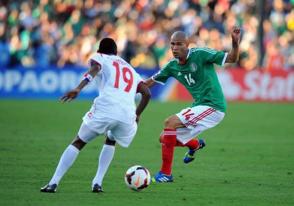 07 July 2013: Midfielder Alberto Quintero (19) of Panama maneuvers around Midfielder Jorge Enriquez (14) of Mexico during the CONCACAF Gold Cup soccer match between Mexico v Panama at the Rose Bowl in Pasadena, CA. SOCCER: JUL 07 CONCACAF Gold Cup - Mexico v Panama Icon0000010071307072418 EDITORIAL USE ONLY