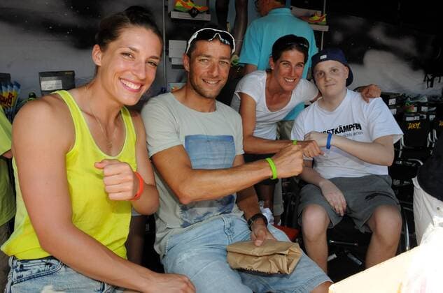 07.07.2013 Frankfurt am Main, Römerberg, Ironman Frankfurt 2013, European Championchip Aktion Du must kämpfen Andrea Petkovic mit Lothar und Nicole Leder und Jonathan (Johnny) Heimes (ganz rechts), Tennisprofi Andrea Petkovic wirbt am Stand von Lothar Leder für die Aktion DU MUSST KÄMPFEN , die sie zusammen mit ihrem ehemaligen Vereinskameraden vom TEC Darmstadt, Jonathan (Johnny) Heimes, Während Heimes, ehemals hessischer Jugendmeister im Tennis, mit 14 Jahren an einem Hirntumor erkrankte und seit nunmehr fast zehn Jahren gegen den Krebs kämpft, schlug sich Petkovic bis auf Platz neun der Weltrangliste hoch.