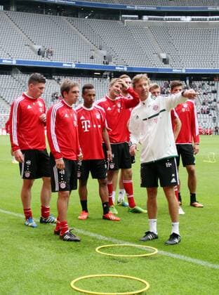 Fitnesstrainer Andreas Kornmayer erklärt Philipp Lahm, Pierre Emile Hojbjerg, Julian Green, Thomas Müller, Jan Kirchhoff, Toni Kroos, Mario Gomez (FC Bayern München) die Übung Fussball FC Bayern München Training in der Allianz Arena München 27.06.2013