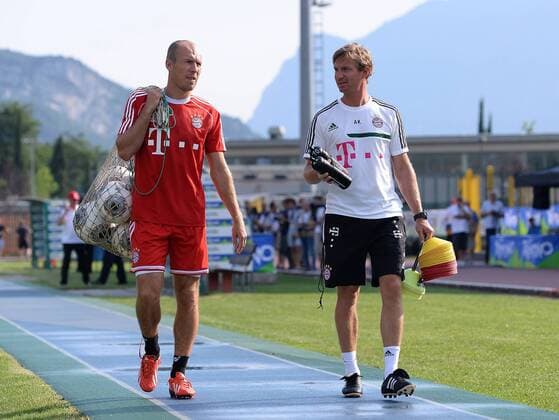 FUSSBALL 1. Bundesliga 2013 2014 Testspiel FC Bayern München - Brescia Calcio 09.07.2013 Arjen Robben (li, FC Bayern München) mit Fitnesstrainer Andreas Kornmayer (FC Bayern München) 