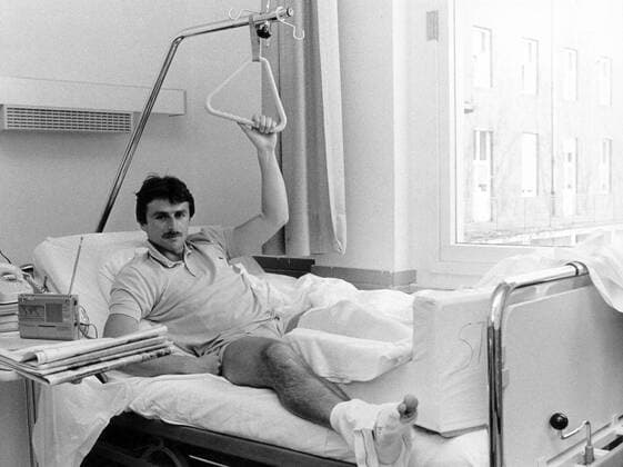 Klaus Allofs (1. FC Köln) verletzt im Krankenhaus