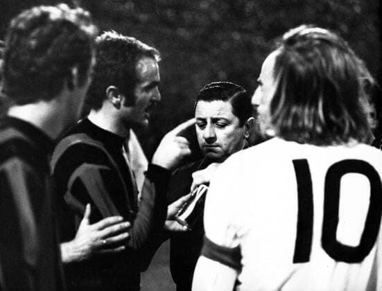 Fußball, Europapokal der Landesmeister 1971 1972, Borussia Mönchengladbach - Inter Mailand 7-1 Sandro Mazzola (Inter Mailand) zeigt dem Schiedsrichter das Wurfgeschoss, vorn re. Günter Netzer (Borussia Mönchengladbach)