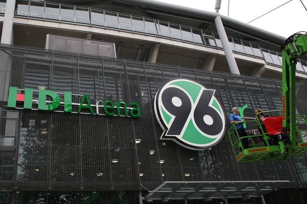 10.07.2013, Hannover Fussball, Bundesliga Saison 2013 - 2014, Hannover 96, HDI Arena, neuer Sponsor, Anbau, Installation, neuer Sponsor und Namensgeber HDI, Logo, Schriftzug