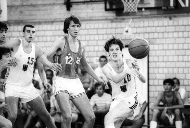 EuroBasket 2022, DBB, Historie, EM - Historie Junioren-EM Spiel BR Deutschland - Griechenland - Jan Villwock (re., BRD), Makaras (mi., GRE) und Andreas Klippert (BRD)