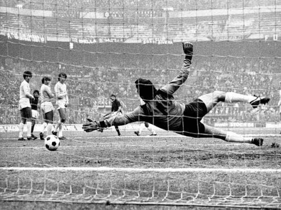 Aldo Maldera (Milan AC), JANUARY 21, 1979 - Football Soccer : Aldo Maldera of Milan AC scores during the Italian Serie A match between Milan AC 2-0 Lazio Rom at San Siro in Milano, Italy. NoxThirdxPartyxSales  (ptmb043867)