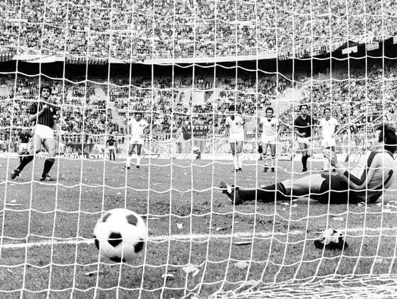Gianni Rivera (Milan AC), SEPTEMBER 18, 1977 - Football Soccer : Gianni Rivera of Milan AC scores from penalty spot during the Italian Serie A match between Milan AC 2-2 Sampdoria Genoa in Italy. NoxThirdxPartyxSales  (ptmb043871)