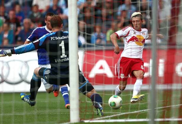 FUSSBALL - RBS vs Schalke, Testspiel SALZBURG,AUSTRIA,11.JUL.13 - FUSSBALL - tipp3 Bundesliga powered by T-Mobile, DFL, 1. Deutsche Bundesliga, Red Bull Salzburg vs FC Schalke 04, Vorbereitungsspiel. Bild zeigt Ralf Faehrmann (Schalke) und Kevin Kampl (RBS). 