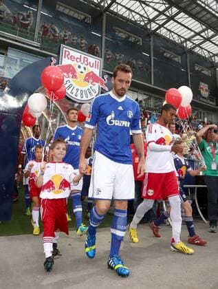 FUSSBALL - RBS vs Schalke, Testspiel SALZBURG,AUSTRIA,11.JUL.13 - FUSSBALL - tipp3 Bundesliga powered by T-Mobile, DFL, 1. Deutsche Bundesliga, Red Bull Salzburg vs FC Schalke 04, Vorbereitungsspiel. Bild zeigt Christian Fuchs (Schalke) und Alan de Carvalho (RBS). Keyword: Kinder. 